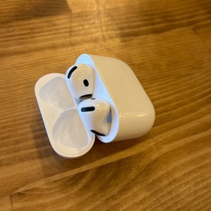 Apple / AirPods 4