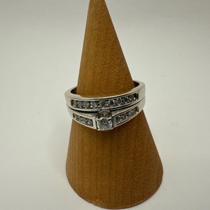 14k ring 17 small diamonds and one diamond in the middle 