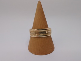 5.40gms 14K YELLOW GOLD BAND WITH FLORAL DESIGN ALONG THE MIDDLE 