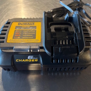 DeWalt / DCB1106 / Charger
