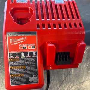 MILWAUKEE / 48-59-1812 / CHARGER