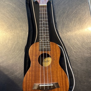 UK-21 / UKULELE IN SOFT CASE