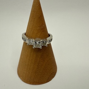 3.80gms 14K WHITE GOLD RING WITH .30 PRINCESS CENTER 