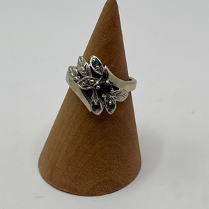  5.3G 14K YELLOW GOLD RING, LEAF INLAY W 4 SMALL DIAMOND AND A RED GEM 