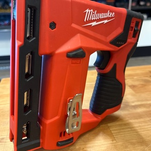 MILWAUKEE / 2447-20 / M12 STAPLER