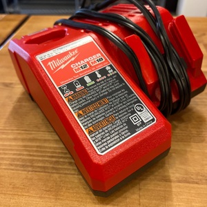 MILWAUKEE / 48-59-1812 / CHARGER