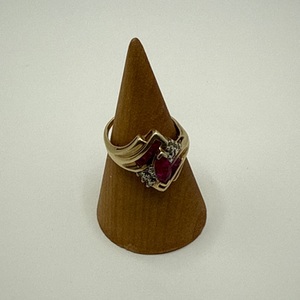 10K YELLOW GOLD Ring w/ Red Gem  3.7g 