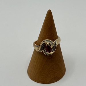 10K YELLOW GOLD RING w/ Purple Gem 2G