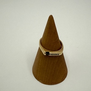 14K YELLOW GOLD RING 2.7G WITH GEM AND 4 SMALL DIAMOND ACROSS TOP