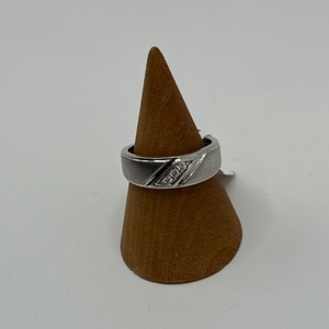 3.8G 10K MENS GOLD RING WITH 1 x .05  dia in center 