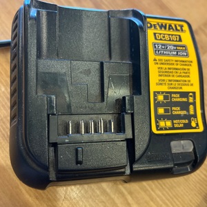 DeWalt / DCB107 / Charger