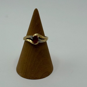 Yellow Gold ring with ruby ans small diamonds on both sides 
