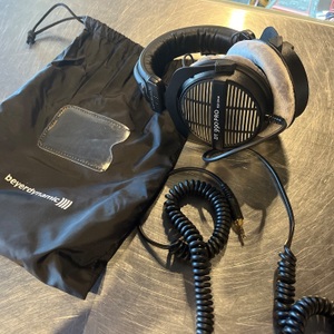 Beyerdynamic / DT 990 Pro / Audiophile Open-Back Headphones