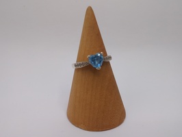 STERLING SILVER RING WITH HEART SHAPED STONE