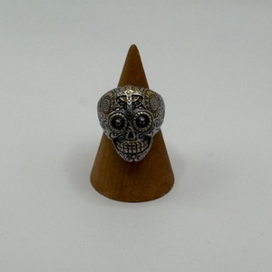 Ring ring with skull face