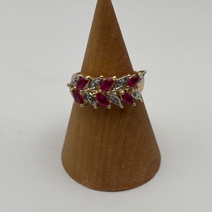 10K YELLOW GOLD RING W/ RED GEMS AND DIAMOND