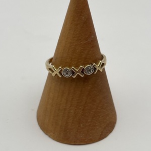 2.4g 10k YELLOW GOLD X&O RING W/ DIAMONDS IN THE O'S
