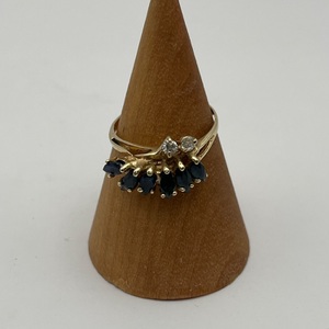 4.4g / 10k YELLOW GOLD RING W/ 6 BLACK GEMS AND 2 SMALL DIAMONDS
