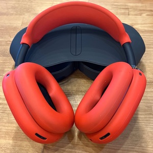 APPLE / A3184 / MAX HEADPHONES WITH RED SLEEVE