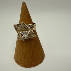 5g 14k yellow gold ring w/1 triangle shaped diamond and 2 triangle spinners 
