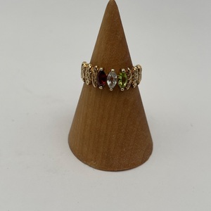 3.50gms Ring 10K YELLOW GOLD RING WITH 3 DIAMOND SHAPE STONES RED CLEAR GREEN