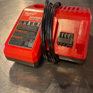 Milwaukee / 48-59-1812 / Charger