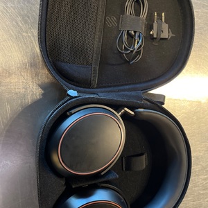 Sennheiser / Momentum 4 / Wireless Headphones w/case and charger