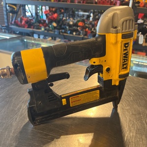 DEWALT / 18GA  / AIR CROWN STAPLER