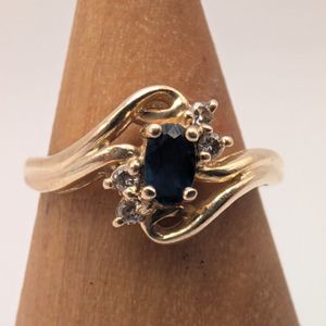 14K YELLOW GOLD RING W/ .03 DIAx4 AND BLUE CENTER STONE