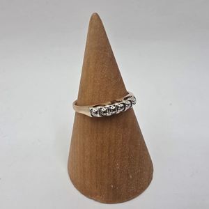  14K / 1.9g RING W/ CLEAR STONES ACROSS FACE 