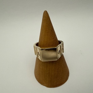 14K 8.4 GRAMS RING FLAT FACE WITH STONES ON 3 STONES ON EACH SIDE 7-1/2"