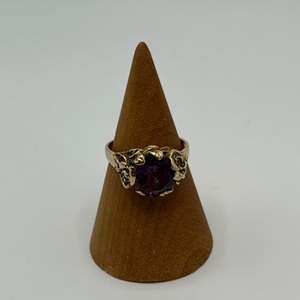 14KT YELLOW GOLD RING WITH PURPLE STONE 5.2G