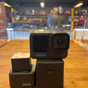 GOPRO BLACK 11 WITH FOUR EXTRA BATTERIES