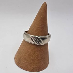 10K WHITE GOLD RING WITH SMALL DIA IN DIAGONAL PATTERN 