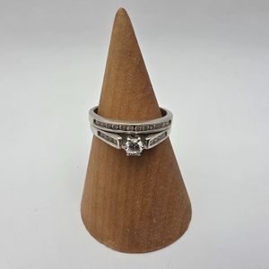 14KT WHITE GOLD RING WITH .15 CENTER DIA AND SMALL STONES ON OTHER BAND 