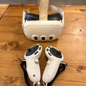 META QUEST 3 128GB WITH CONTROLLERS NO CHARGER