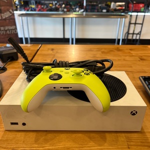  XBOX SERIES S WITH CONTROLLER AND CORDS
