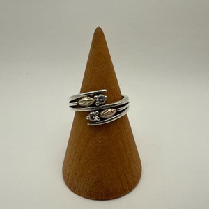 STERLING SILVER BHG RING W/ LEAVES POINTING OPPOSITE WAYS WITH 2 .10 DIAMONDS 