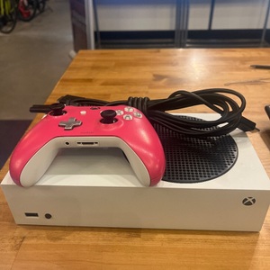  MICROSOFT XBOX SERIES S WITH CONTROLLER AND CORDS