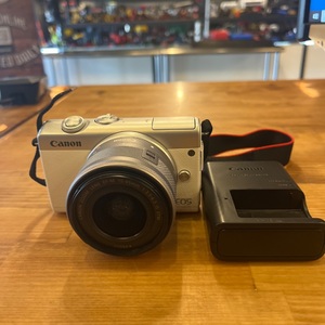 Canon / EOS M200