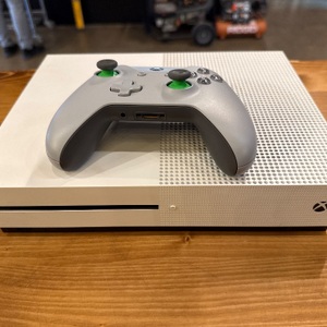 XBOX ONE S 500GB WITH ONE CONTROLLER AND CABLES
