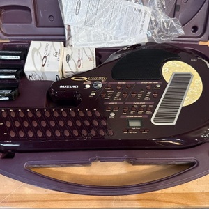 SUZUKI QC-1 Qchord Digital Guitar WITH POWER CORD CASE AND EXTRA CARTRIDGES