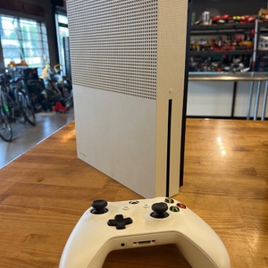 MICROSOFT / 1681 / XBOX ONE S WITH ONE CONTROLLER