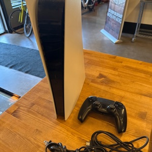 PS5 DIGITAL VERSION W/ CONTROLLER AND CORDS 