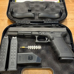 Glock / 40 Gen4 / 10mm / In Case with 3 Mags, Cleaning Brush & Alternate Grips