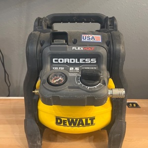  DEWALT 2.5 GAL CORDLESS AIR COMPRESSOR