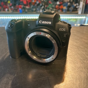 CANON / EOS R / CAMERA KIT WITH RF 24-105MM F4 L IS USM LENS WITH BEVIS GEAR LEA