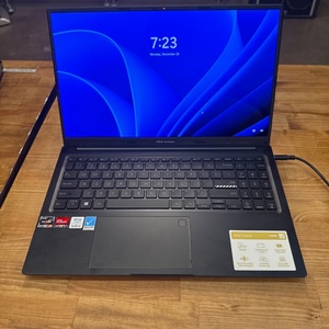 Asus M1505YA-DS52 Vivobook 15 Oled Laptop 15.6" with charger 