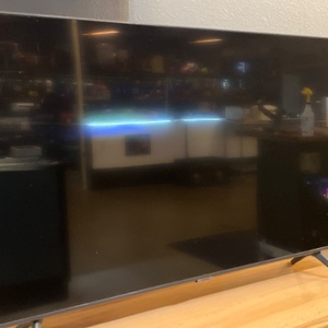 Samsung / UN43CU7000B / 43" 4K Smart TV