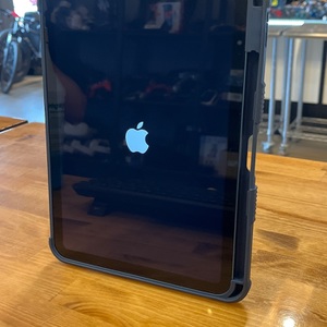 Apple / iPad / 10th Gen / 64gb Storage